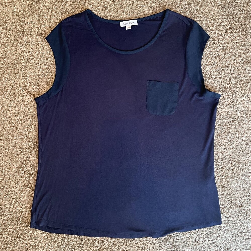 Size 1X Calvin Klein navy blue top with front pocket